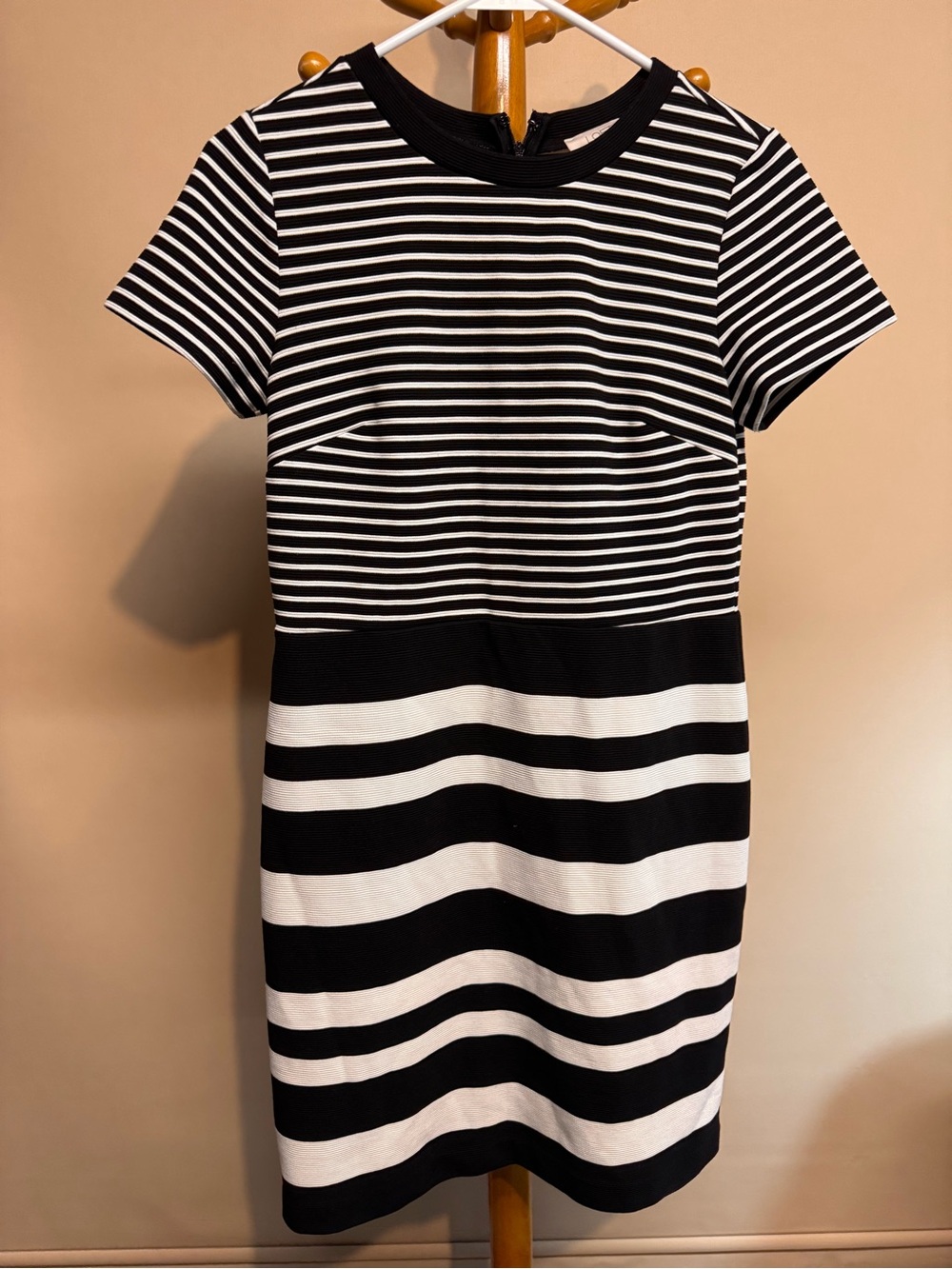 Women Loft Black & White Striped Short Sleeve Sheath Dress. Size 6 Petite